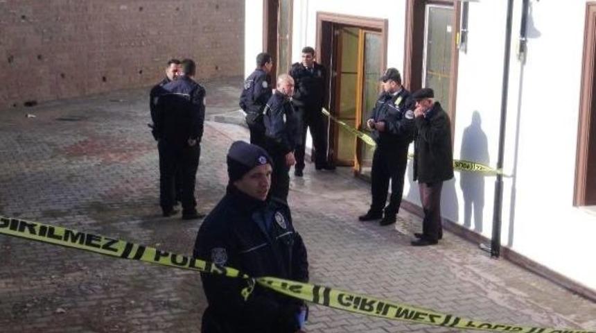 Bek&ccedil;i, Tuvalette &Ouml;l&uuml; Bulundu