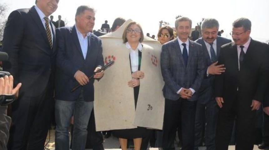 Gaziantep'te 2583 &Ccedil;ift&ccedil;iye 1300 Ton Yem Dağıtıldı