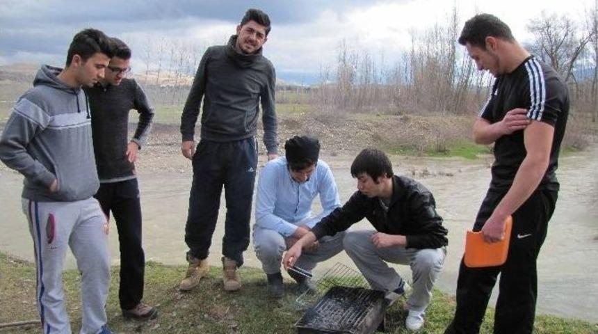 &Uuml;niversite &Ouml;ğrencilerinin Piknik Keyfi