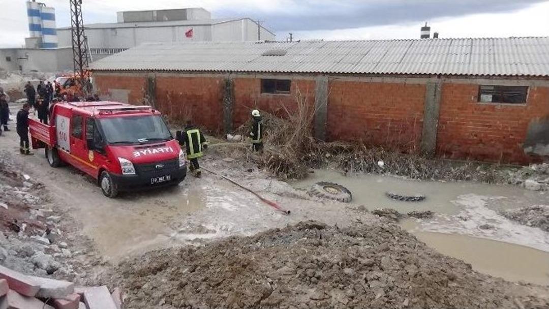 Sulama Kanalına D&uuml;şt&uuml;ğ&uuml; İş Makinesinden Sağ &Ccedil;ıkamadı