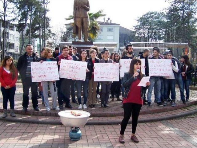 Üniversite Öğrencilerinden Makarnalı Protesto
