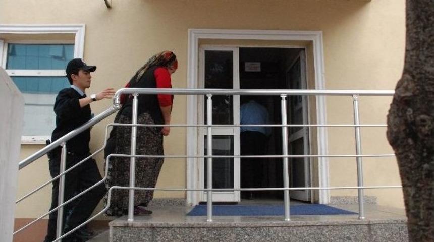 Tartıştığı Kocasını Bı&ccedil;akla Yaraladı