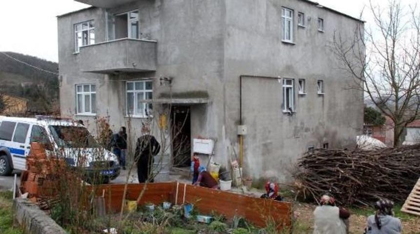 Gen&ccedil; Kadın, Eşini Bı&ccedil;akladığı Iddiasıyla G&ouml;zaltına Alındı