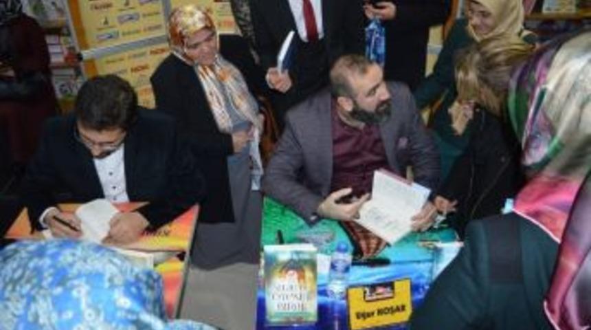 Uğur Koşar Kitaplarını İmzaladı