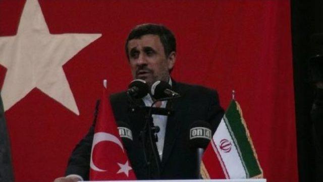 Ahmedinejad'ı Protesto Etti Ortalık Karıştı