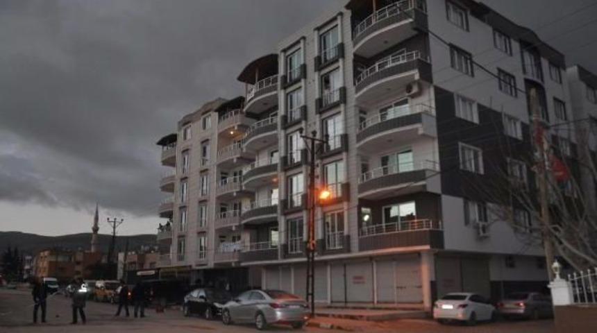 Reyhanlı'da Suriye Plakalı Otomobilin Altına Bırakılan 2 Bomba Kontroll&uuml; Patlatıldı