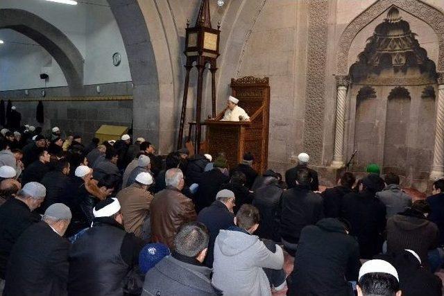 Gen&ccedil;ler Sabah Namazında Buluştu 1