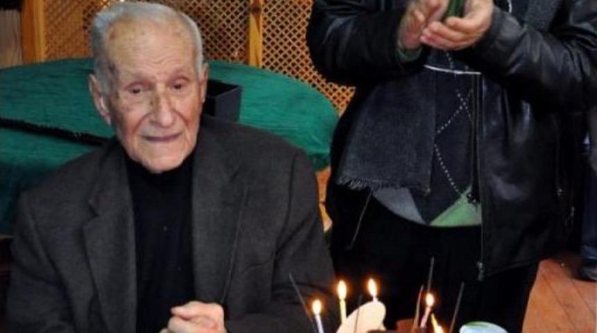 95&rsquo;Inci Yaşa Kahvede S&uuml;rpriz Doğum G&uuml;n&uuml;