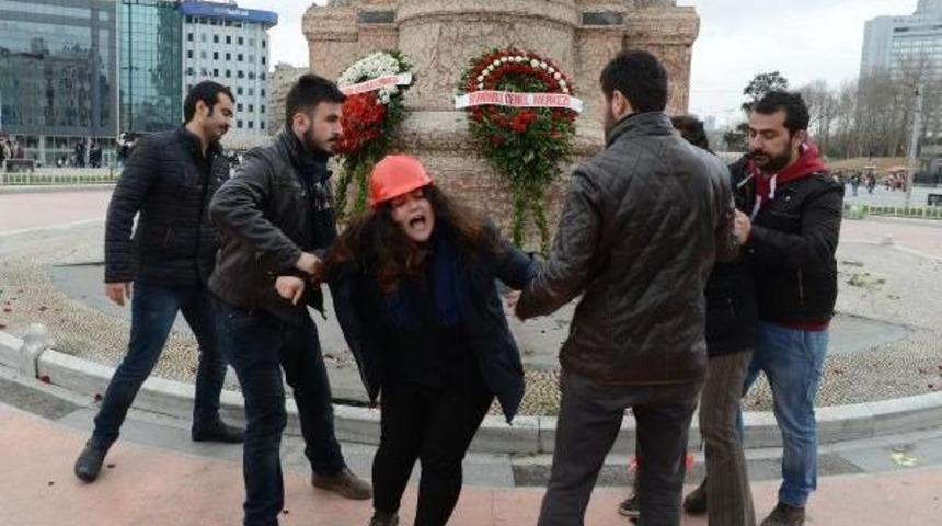 Taksim&rsquo;De Pankart A&ccedil;an Iki M&uuml;hendis G&ouml;zaltına Alındı