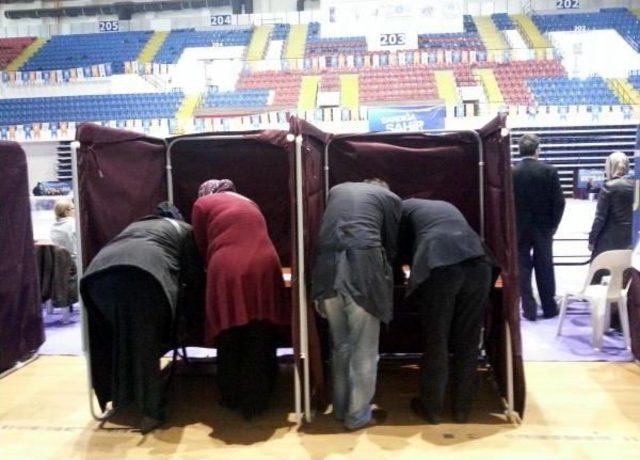 Ak Parti, İzmir'de Teşkilata Aday Adaylarını Sordu
