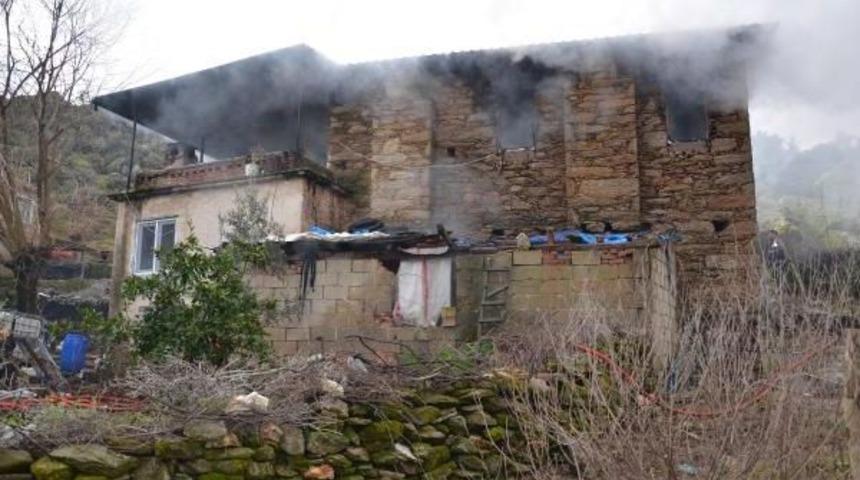 Evlerinin Yanışını &Ccedil;aresiz G&ouml;zlerle Izlediler