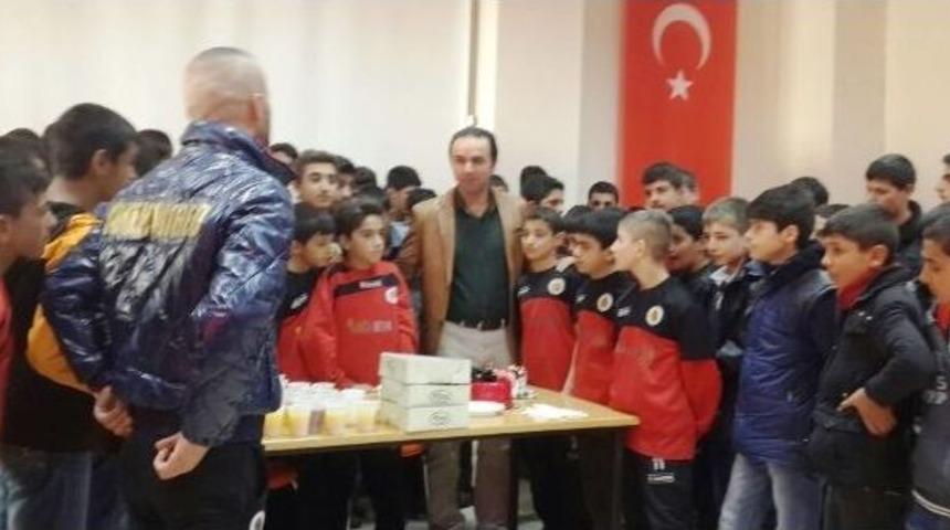 &Ouml;ğrencilerden Kaymakam Erkan&rsquo;a Doğum G&uuml;n&uuml; S&uuml;rprizi
