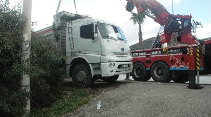 Fireni Boşalan Kamyon Dereye D&uuml;şt&uuml;