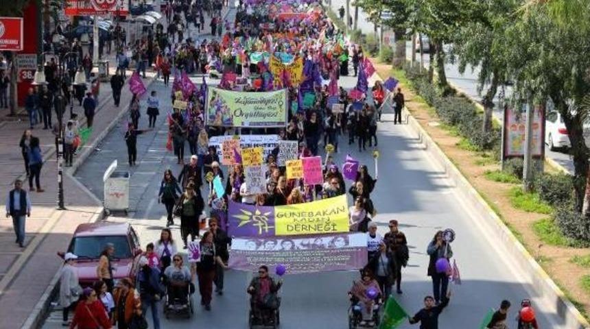 Mersin'de Kadınlar Şiddete Karşı Y&uuml;r&uuml;d&uuml;