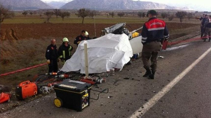 Denizli&rsquo;de Feci Kaza: 2 &Ouml;l&uuml;