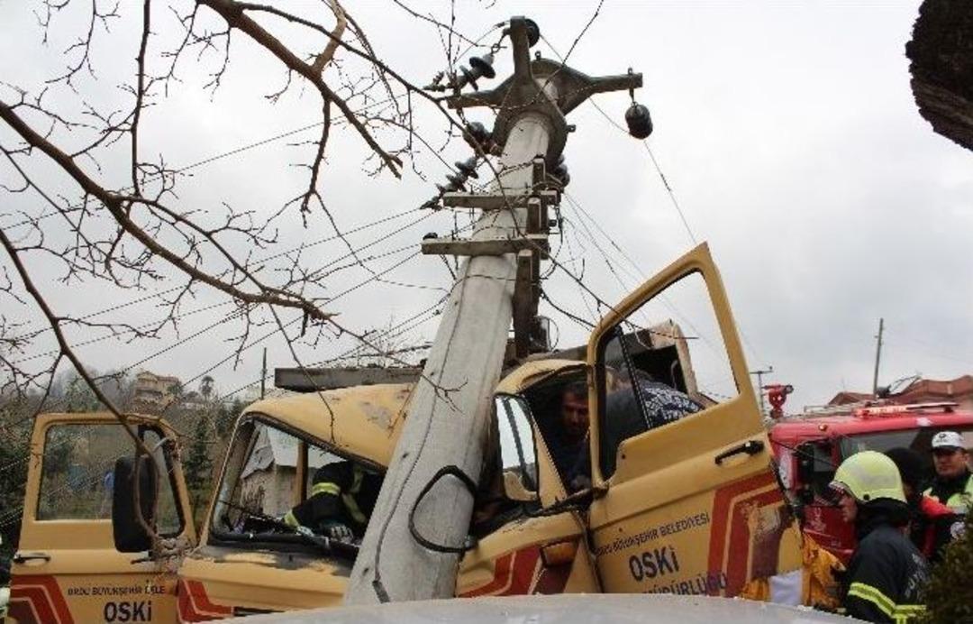 Kamyonet Elektrik Direğine &Ccedil;arptı: 1 Yaralı
