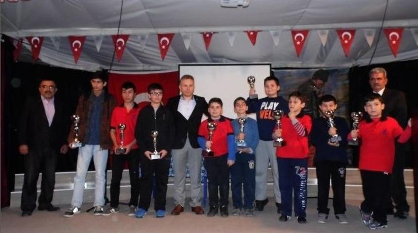 Vergi Haftası Satran&ccedil; Turnuvası Kazananları &Ouml;d&uuml;llerini Aldı