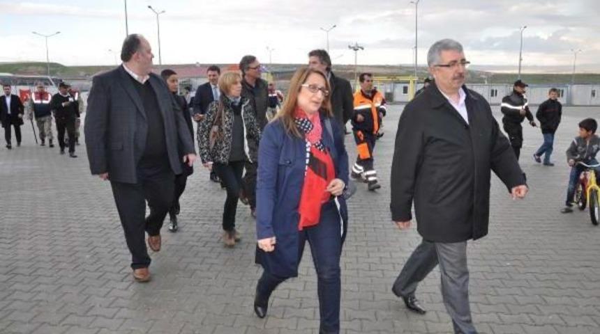 Bel&ccedil;ika Milletvekilleri, Nizip'te Suriyelilerle Dostluk Ma&ccedil;ı Yaptı