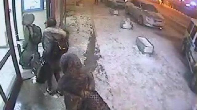 İngiliz Kızların Otogar'daki Görüntüleri