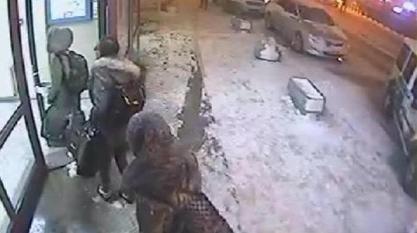 İngiliz Kızların Otogar'daki Görüntüleri