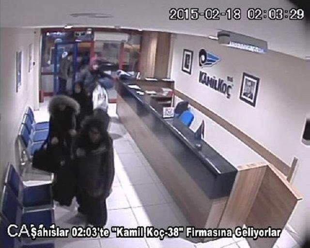 İngiliz Kızların Otogar daki Görüntüleri 1