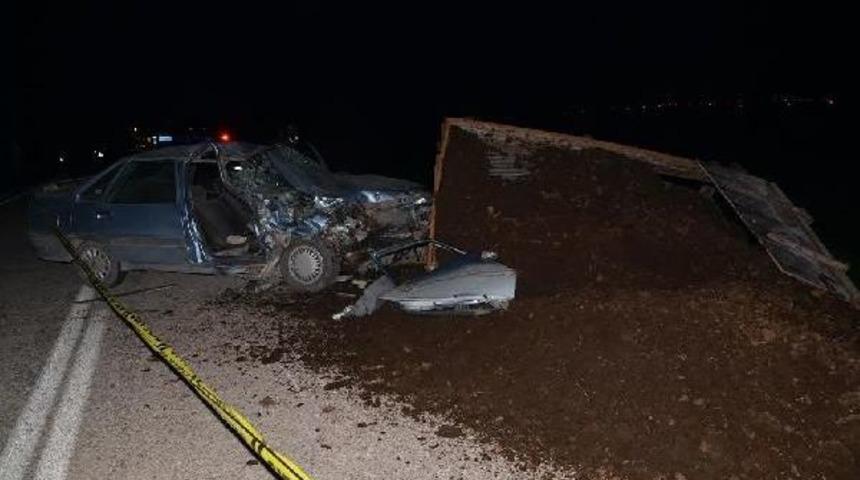 Otomobil, Trakt&ouml;r R&ouml;morkuna &Ccedil;arptı : 1 &Ouml;l&uuml;, 1 Yaralı