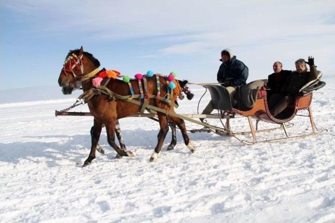 &Ccedil;ıldır G&ouml;l&uuml;&rsquo;nde Atlı Kızak Keyfi