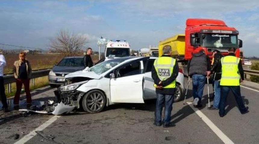 Koltuk Değnekli Alkoll&uuml; S&uuml;r&uuml;c&uuml; &Ouml;n&uuml;ndeki Kamyone &Ccedil;arptı