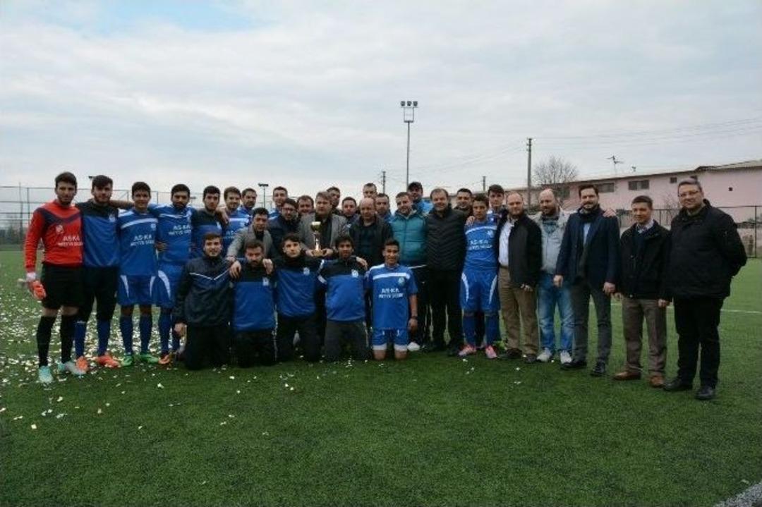 Namağlup Şampiyon, Kupasını Kaldırdı