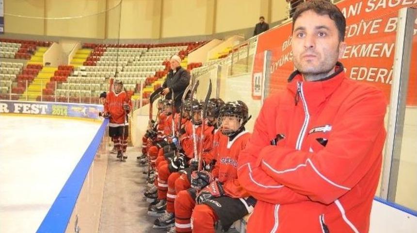 Buz Hokeyinde Heyecan S&uuml;r&uuml;yor