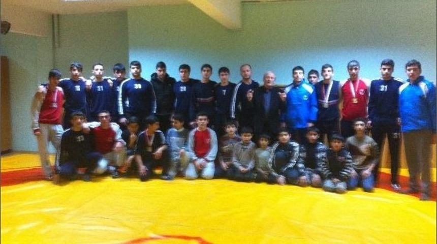 Yeşilyurt Spor Kul&uuml;b&uuml; G&uuml;reş&ccedil;ileri Malatya Şampiyonu Oldu