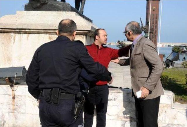 İşyeri Kapatılan K&ouml;fteci, Valilik &Ouml;n&uuml;nde Kendini Yakmak Istedi 2