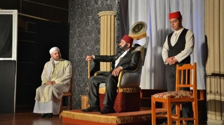 &lsquo;abd&uuml;lhamit Han&rsquo; Adlı Tiyatro Beğeniyle İzlendi