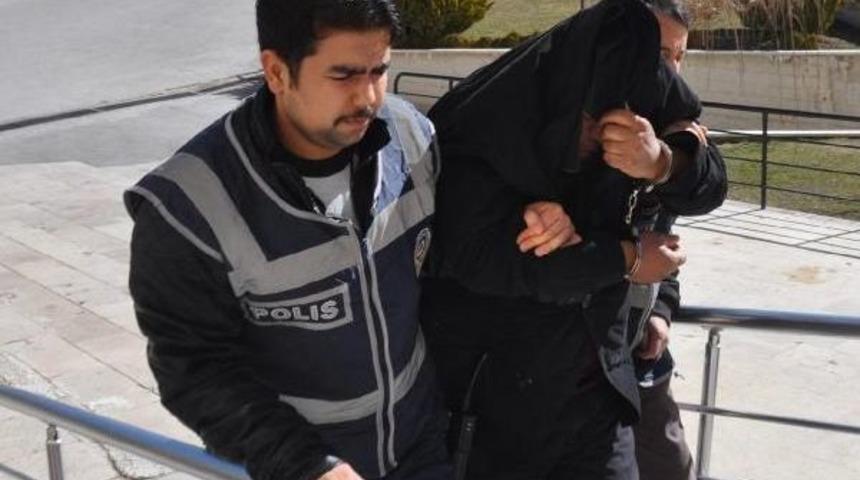 'anne Ve Babanızın Hacı Arkadaşıyım' Diyerek Dolandırdı