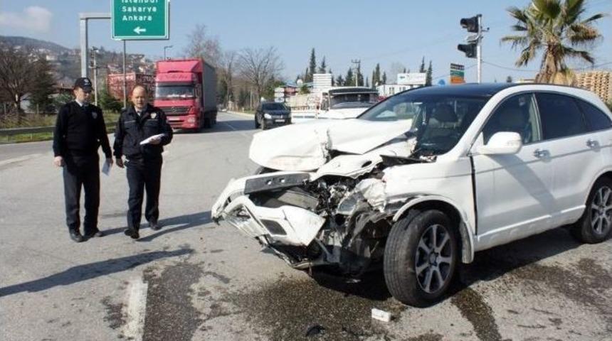 Tem &Ccedil;ıkışında Kaza: 4 Yaralı