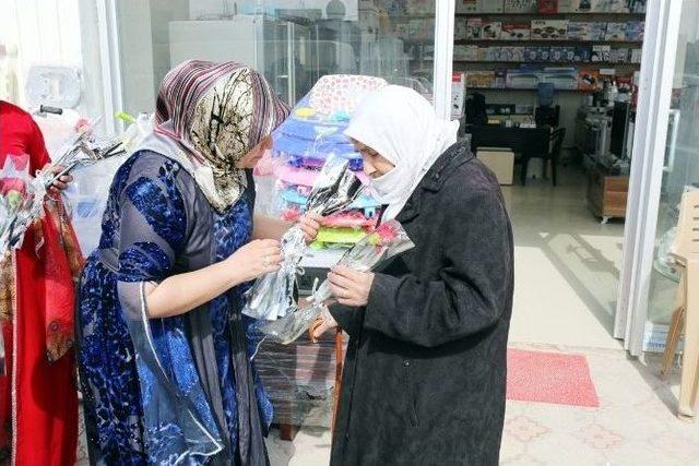 G&uuml;rpınarlı Kadınlara Karanfil Dağıtıldı 1