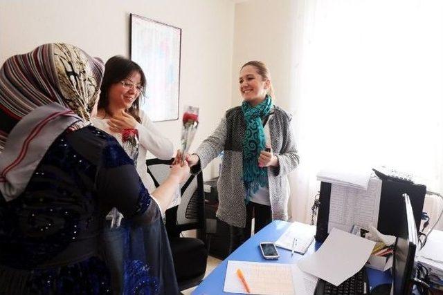 G&uuml;rpınarlı Kadınlara Karanfil Dağıtıldı 2