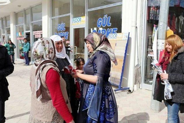 G&uuml;rpınarlı Kadınlara Karanfil Dağıtıldı 3