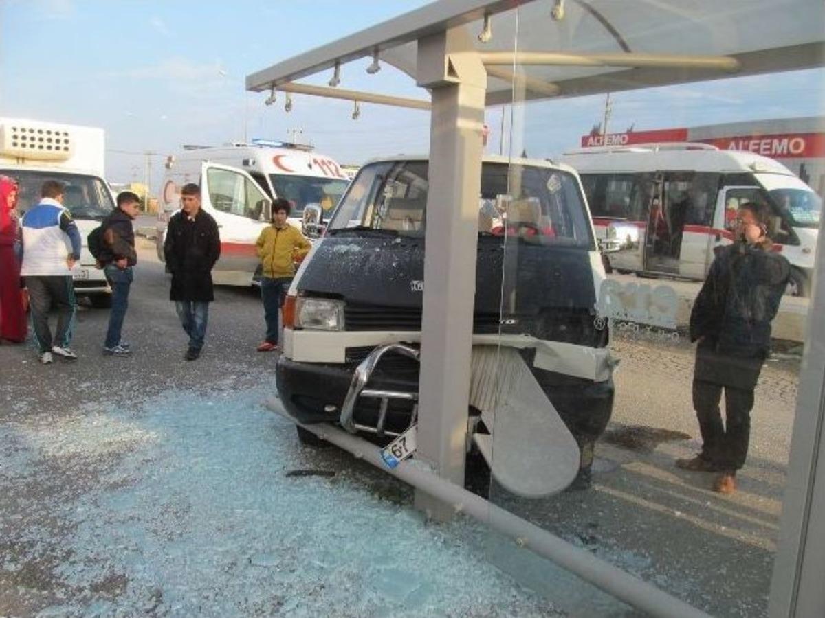Yeni Ehliyet Alan Kadın S&uuml;r&uuml;c&uuml; Durağa Girdi