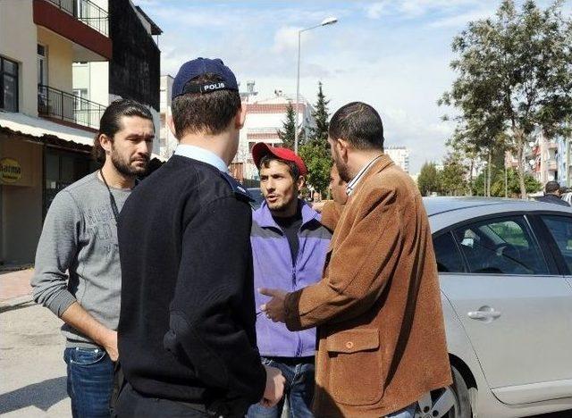 Ak Parti Antalya İl Binası Yanında Ş&uuml;pheli &Ccedil;anta Paniği 1