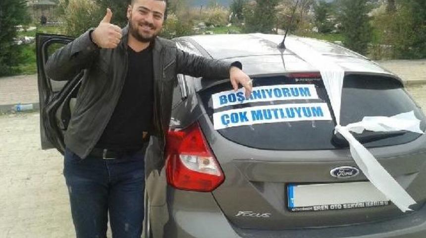 Boşanma Davasına 'boşanıyorum, &Ccedil;ok Mutluyum' Yazdırdığı Otomobille Gitti