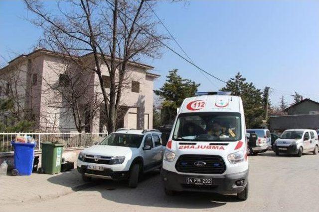 Sağlık Merkezinin Inşaatında Iskeleden Düşen Işçi Yaralandı 1