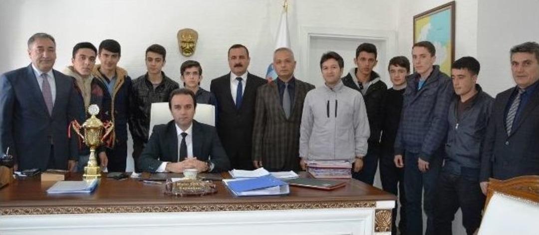 Şampiyon &Ouml;ğrencilerden Kaymakam Erkan&rsquo;a Ziyaret