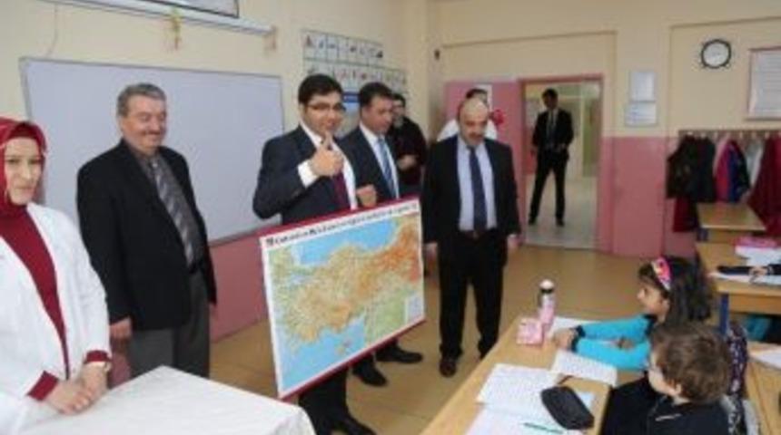 &Ccedil;ekmek&ouml;y&rsquo;deki Okullara Harita Dağıtıldı