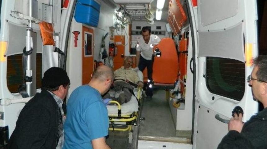 Lastiği Patlayan Otomobil R&ouml;morka &Ccedil;arptı: 1 &Ouml;l&uuml;, 1 Yaralı