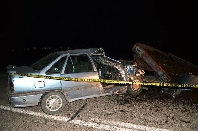 Lastiği Patlayan Otomobil R&ouml;morka &Ccedil;arptı: 1 &Ouml;l&uuml;, 1 Yaralı 2