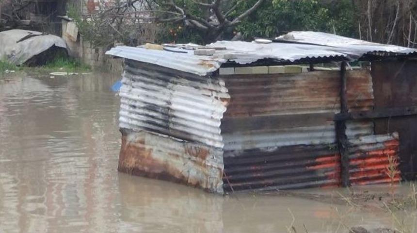 Hatay&rsquo;da Sağanak Yağış Caddeleri Nehre D&ouml;nd&uuml;rd&uuml;