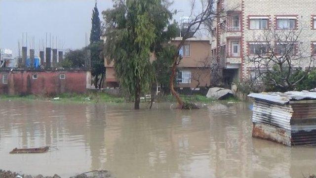 Hatay’da Sağanak Yağış Caddeleri Nehre Döndürdü