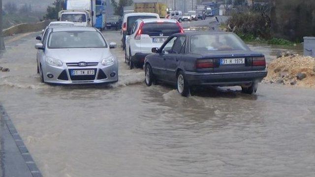 Hatay’da Sağanak Yağış Caddeleri Nehre Döndürdü