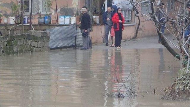 Hatay’da Sağanak Yağış Caddeleri Nehre Döndürdü